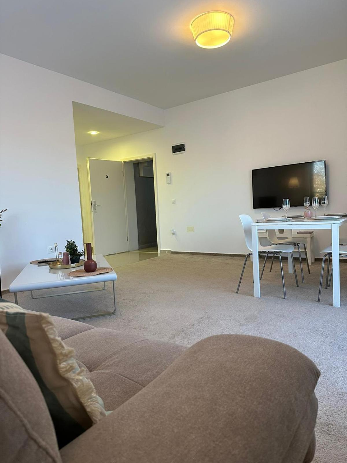 בראשוב Luxury Glam Apartments & Studios Near Coresi Mall מראה חיצוני תמונה